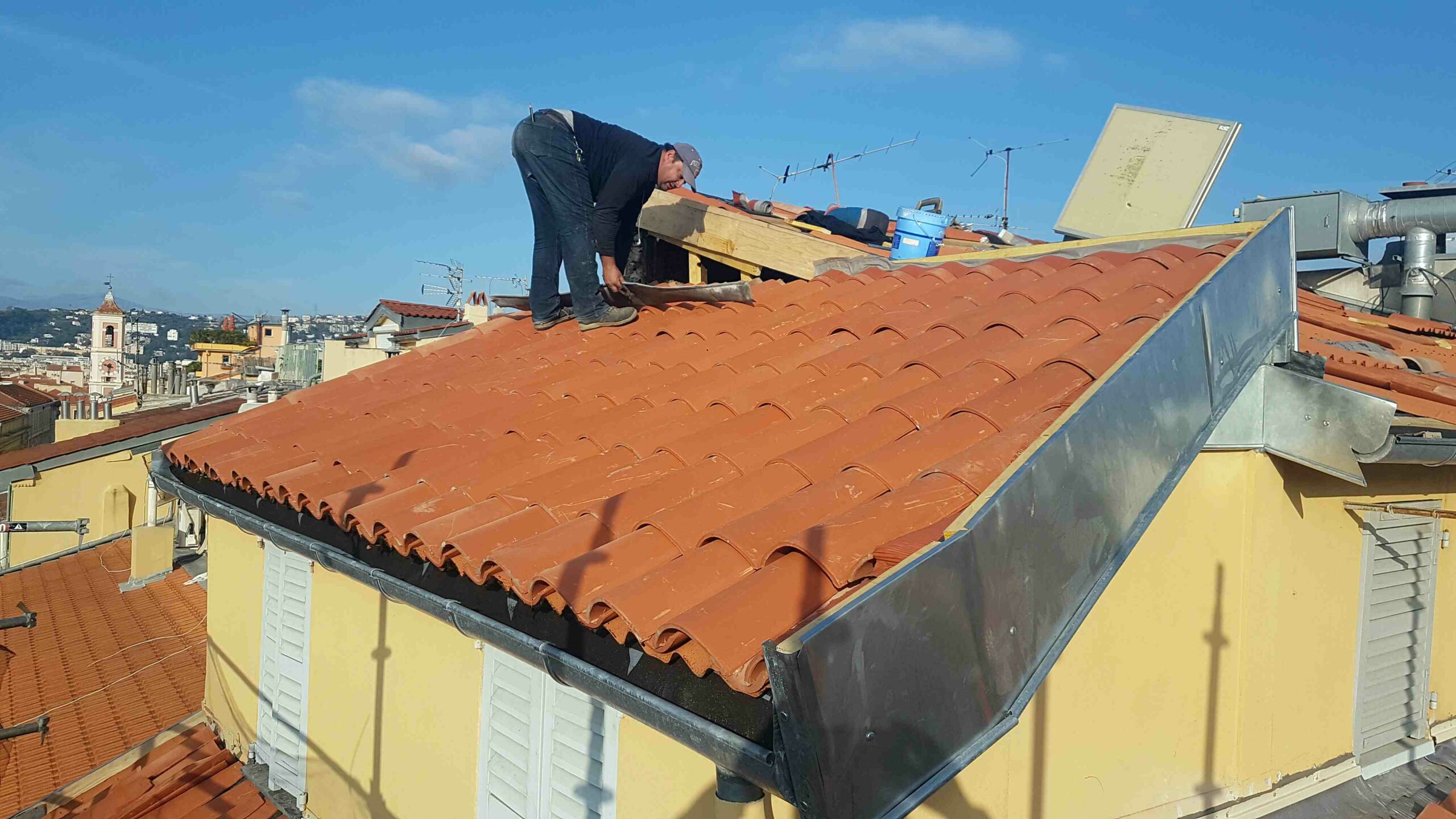 Avancées réfection complète d’une toiture existante située 26 rue Bunico à NICE